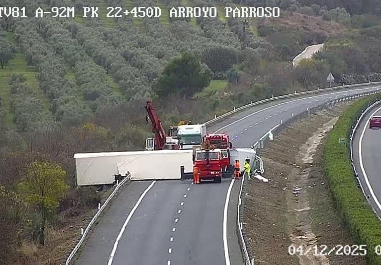 Reabierto al tráfico la A-92M afectada por el vuelco de un camión